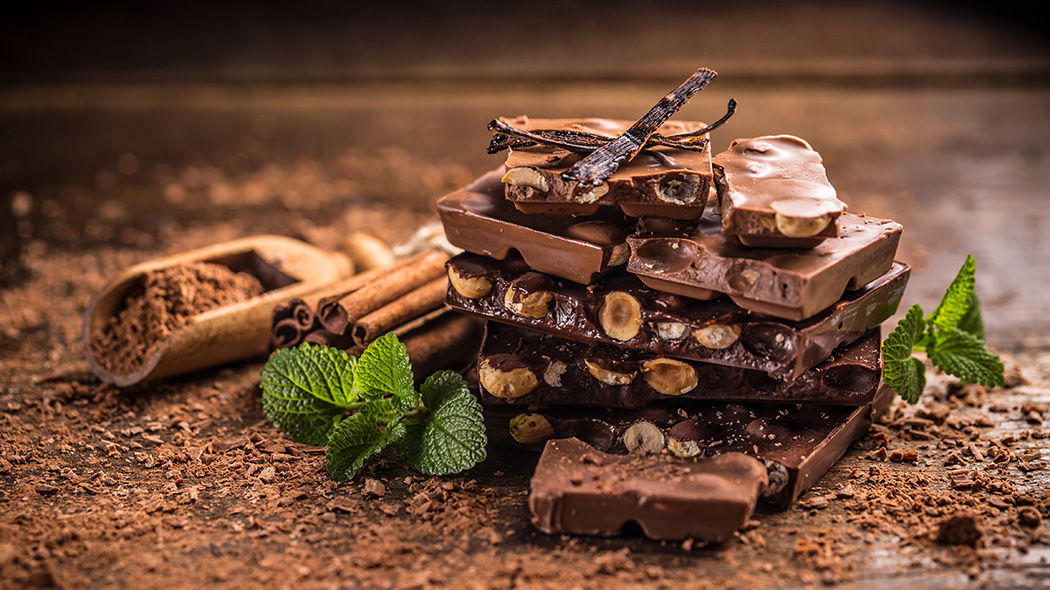 czekolada z orzechami ułożona w stosik i ozdobiona cynamonem i miętą
