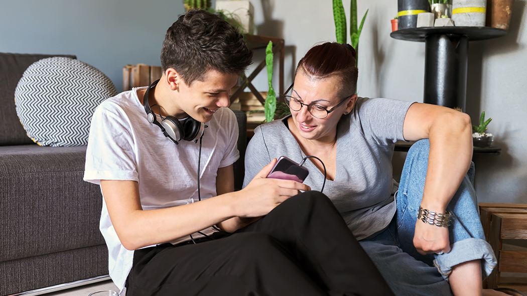 Wspólne spędzanie czasu z nastolatkiem i rozmowy o nowych rozwiązaniach technologicznych.